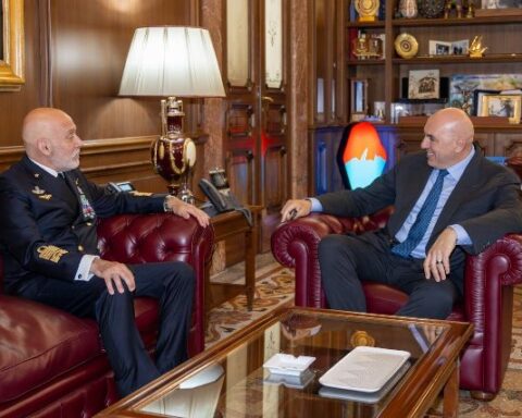 Nato: guidato Crosetto incontra Cavo Dragone per discutere sicurezza e supporto all'Ucraina