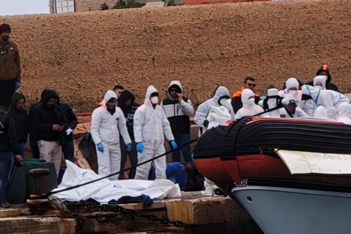 Neonata muore per ipotermia dopo sbarco a Lampedusa, inchiesta della procura di Agrigento