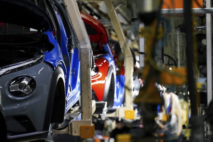 Nissan annuncia licenziamenti per circa 900 dipendenti in Europa a causa di una crisi pluriennale