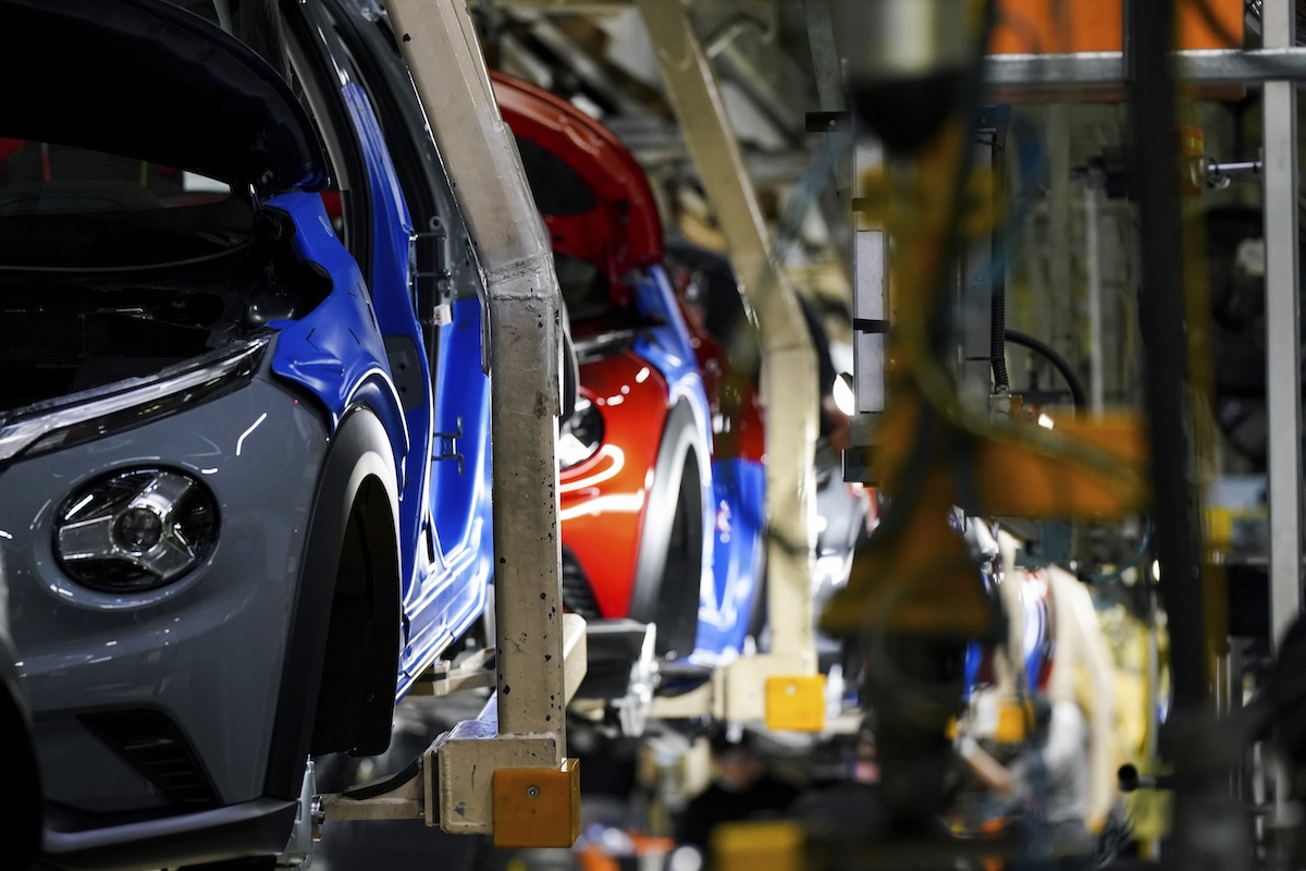 Nissan annuncia licenziamenti per circa 900 dipendenti in Europa a causa di una crisi pluriennale