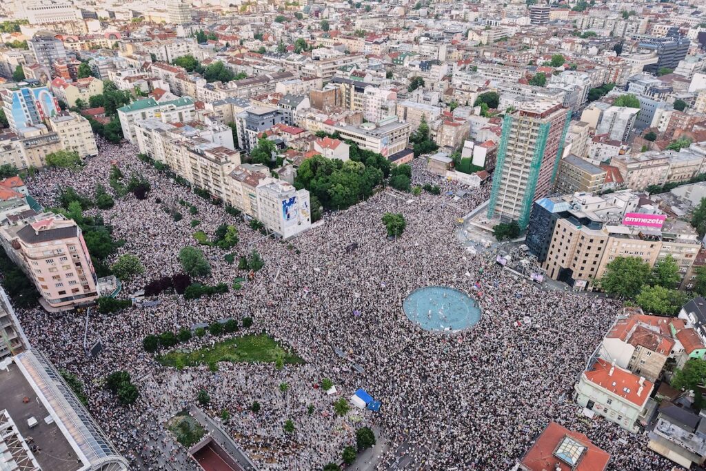 Nuove manifestazioni contro il governo in Serbia: 190mila partecipanti chiedono le dimissioni di Vučić