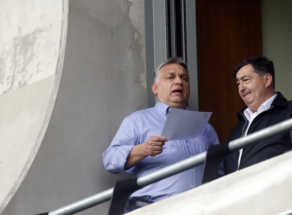 Oligarchi legati a Orbán trasferiscono miliardi all'estero in attesa del nuovo governo Magyar