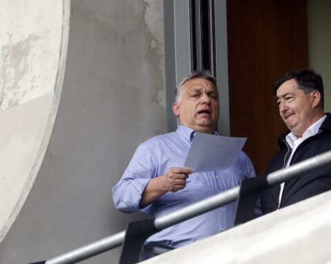 Oligarchi legati a Orbán trasferiscono miliardi all'estero in attesa del nuovo governo Magyar