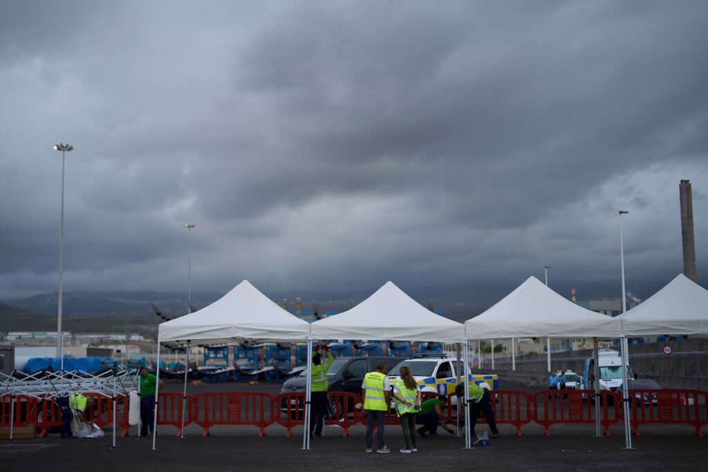 Otto paesi organizzano voli di rimpatrio per evacuati dalla nave Hondius in arrivo a Tenerife