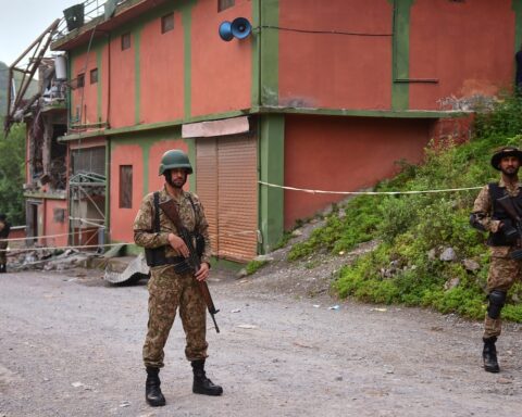 Otto soldati pakistani uccisi in attacco del TTP a avamposto miliare al confine con l’Afghanistan