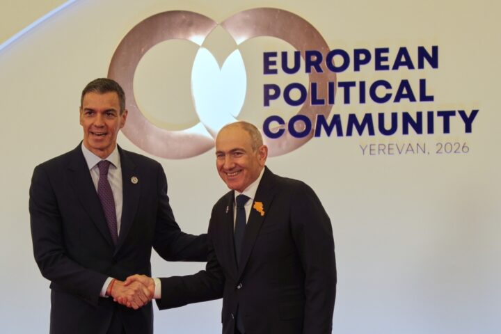 Pedro Sanchez costretto a una sosta notturna ad Ankara prima del vertice in Armenia