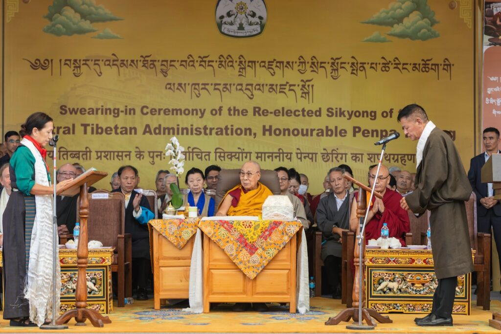 Penpa Tsering giura per il secondo mandato come presidente del governo tibetano in esilio in India