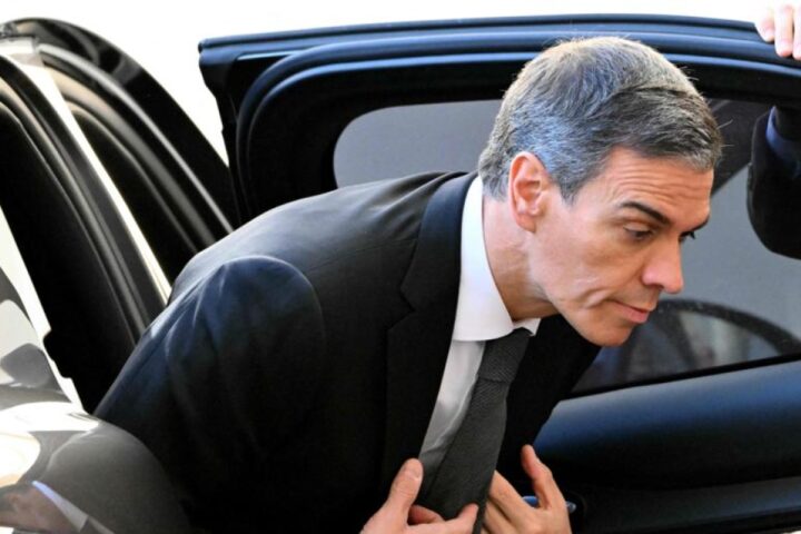 Perquisizione della Guardia Civil nella sede del Partito socialista spagnolo mentre Sánchez è a Roma