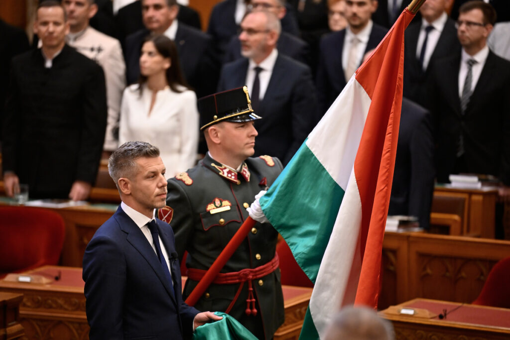 Péter Magyar giura come nuovo primo ministro dell'Ungheria dopo aver battuto Viktor Orbán