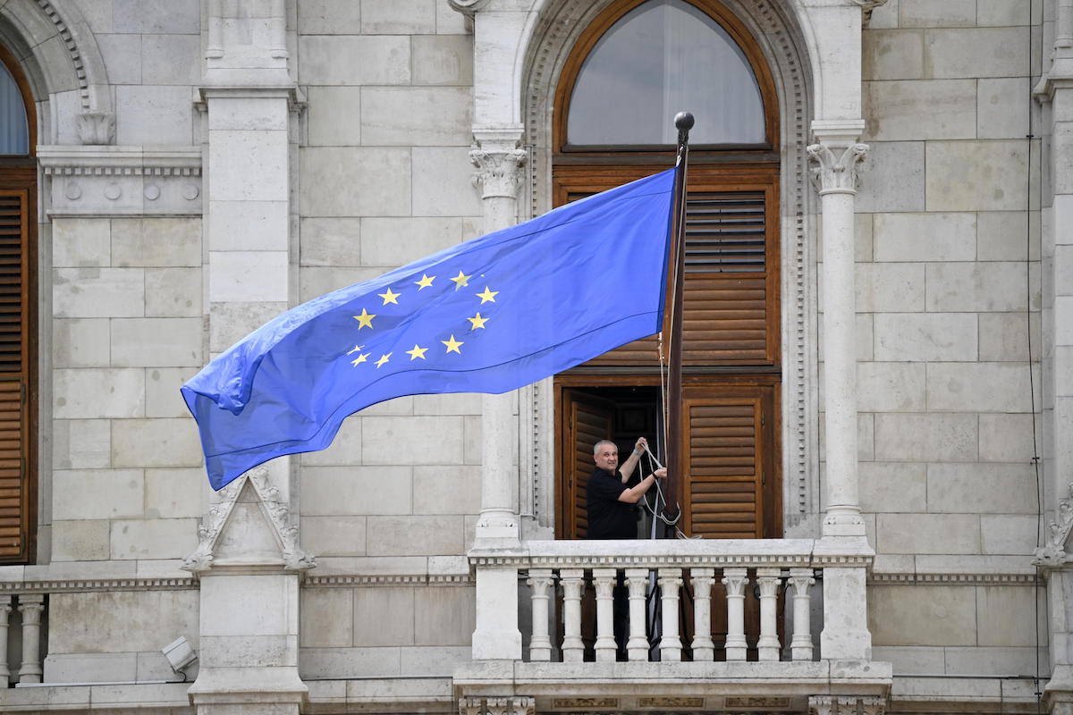 Péter Magyar giura come primo ministro, la bandiera europea torna in Ungheria per la prima volta dal 2014