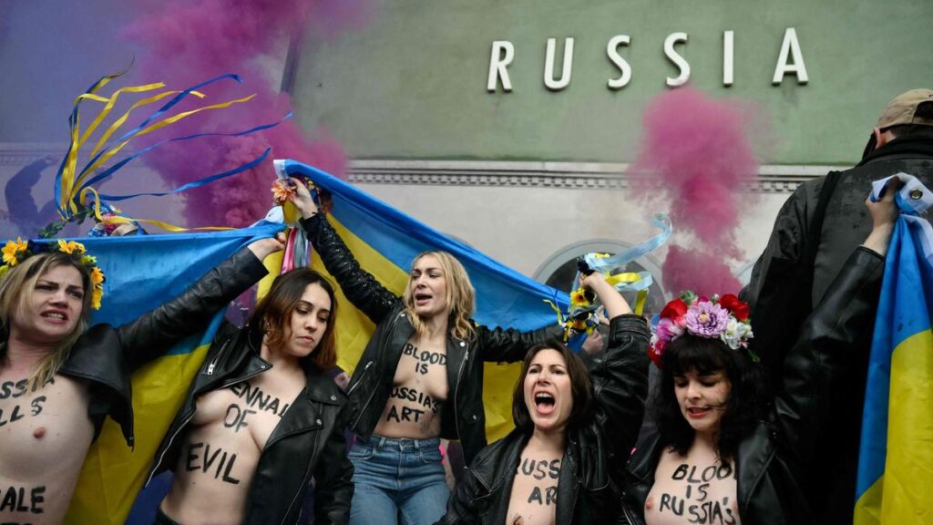 Protesta di Pussy Riot e Femen al padiglione russo della Biennale di Venezia