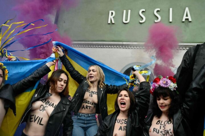 Protesta di Pussy Riot e Femen al padiglione russo della Biennale di Venezia