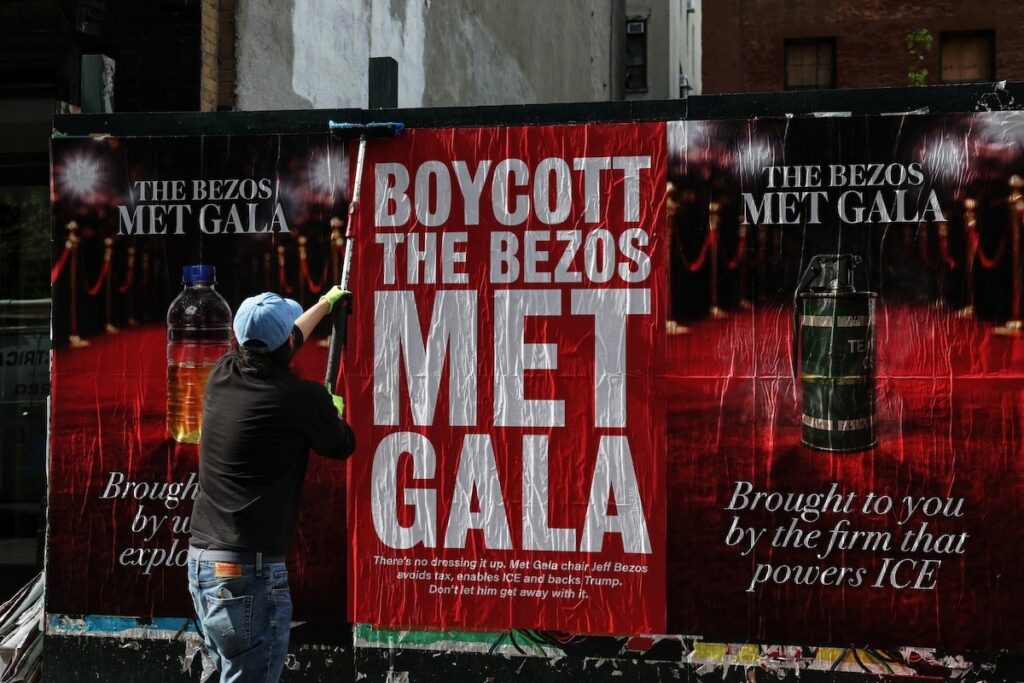 Proteste contro Jeff Bezos al Met Gala di New York, attivisti criticano il suo ruolo di sponsor