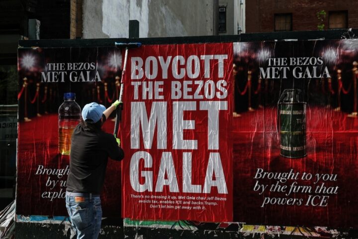 Proteste contro Jeff Bezos al Met Gala di New York, attivisti criticano il suo ruolo di sponsor