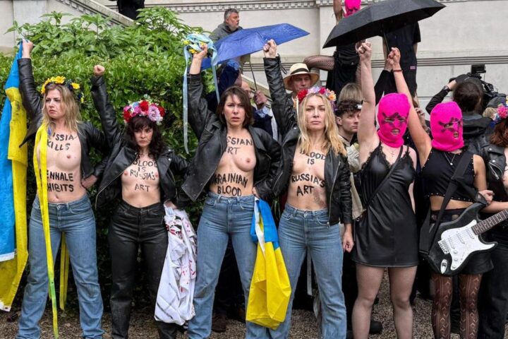 Pussy Riot e Femen protestano a Venezia: "Non è arte, ma propaganda"