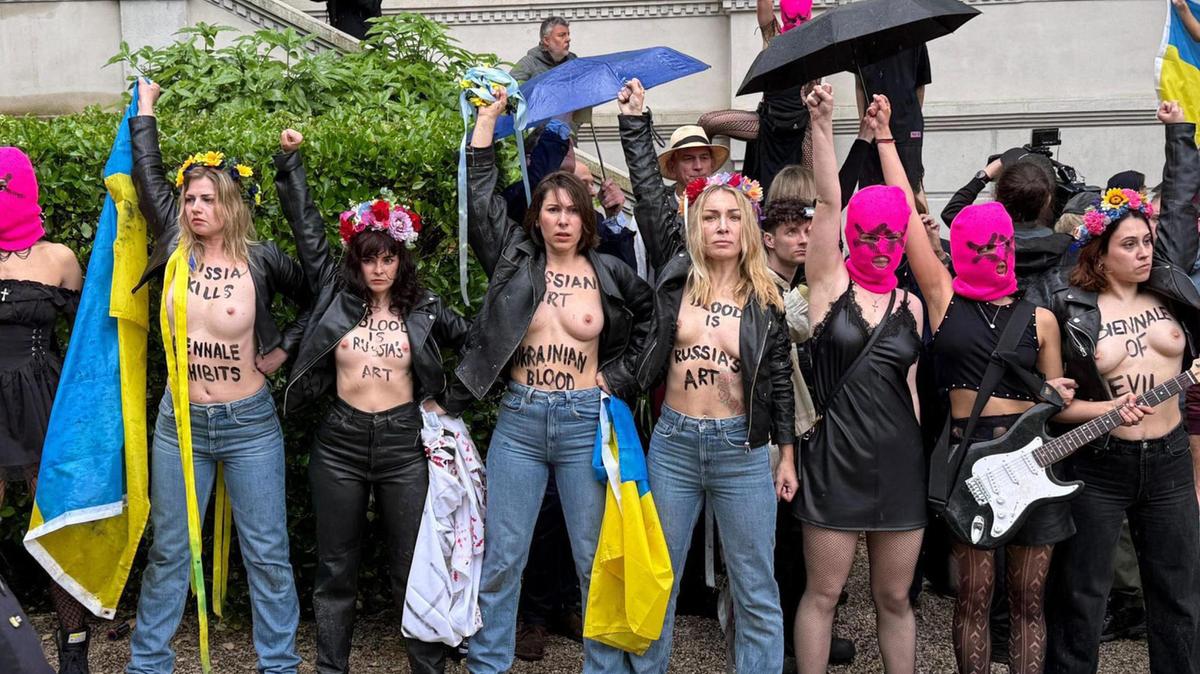 Pussy Riot e Femen protestano a Venezia: "Non è arte, ma propaganda"