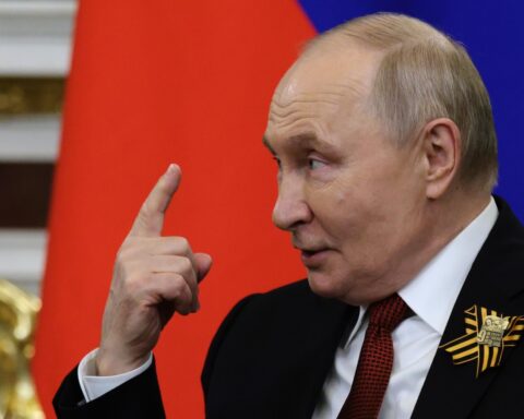 Putin arriva a Pechino per colloqui con Xi Jinping fra gas e incertezze economiche