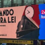 Renzi lancia campagna provocatoria per il 2x1000, Meloni infuriata per manifesti sui treni in ritardo