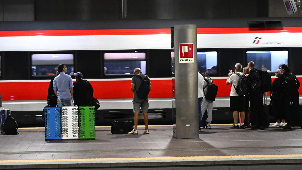 Ritardi fino a due ore sull'Alta Velocità Milano-Bologna per uomo sui binari a Reggio Emilia