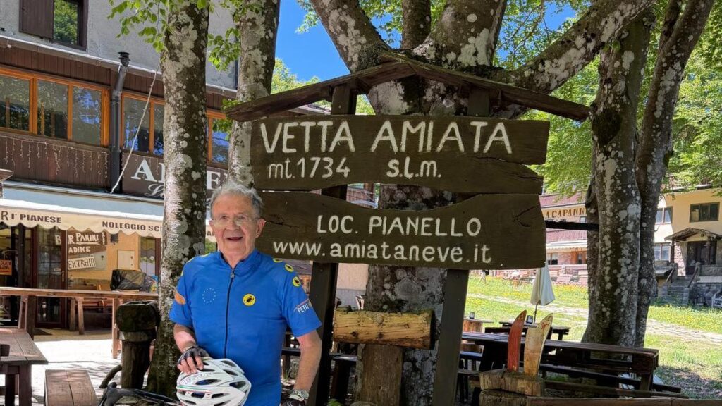 Romano Prodi risale il monte Amiata in bicicletta: "Più facile che fare politica"