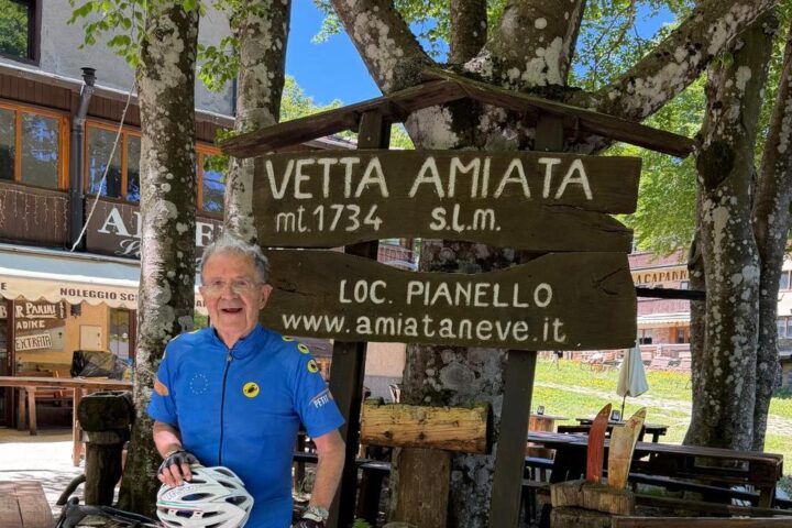 Romano Prodi risale il monte Amiata in bicicletta: "Più facile che fare politica"