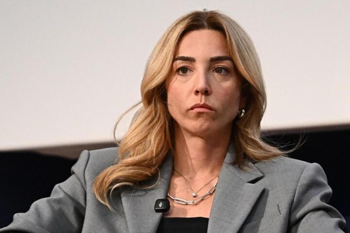 Salis: risarcimenti per insulti sui social e lotta contro la violenza verbale sulle donne