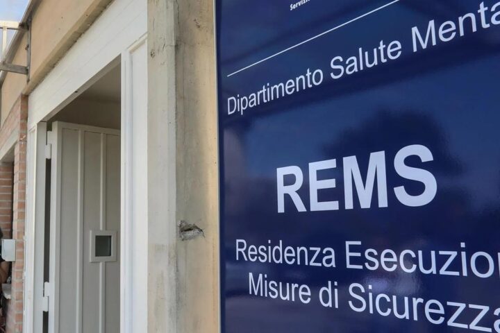 Salute mentale in Italia: l'82,2% dei pazienti abbandona i trattamenti senza accordo medico