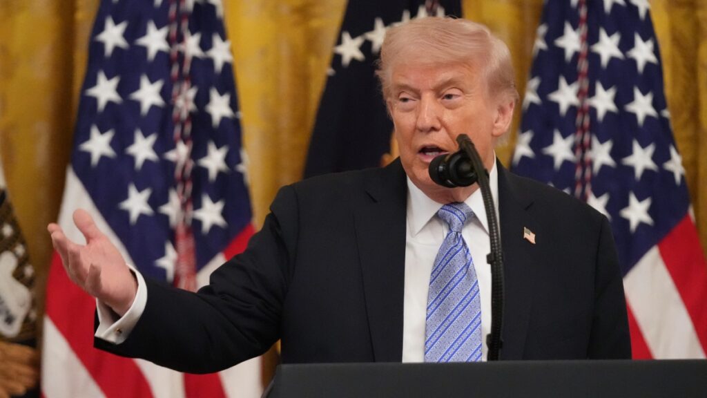 Scambio di colpi nello stretto di Hormuz, Trump: «Pronti a reagire contro l'Iran»