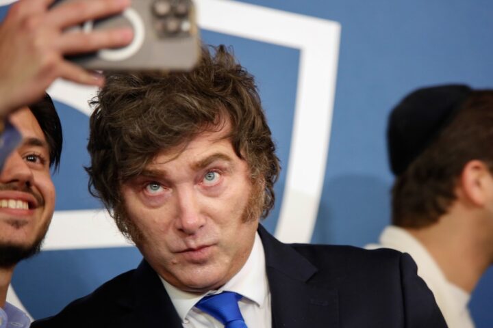 Scandali e crisi economica mettono in difficoltà il governo di Javier Milei in Argentina