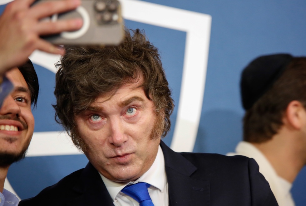 Scandali e crisi economica mettono in difficoltà il governo di Javier Milei in Argentina