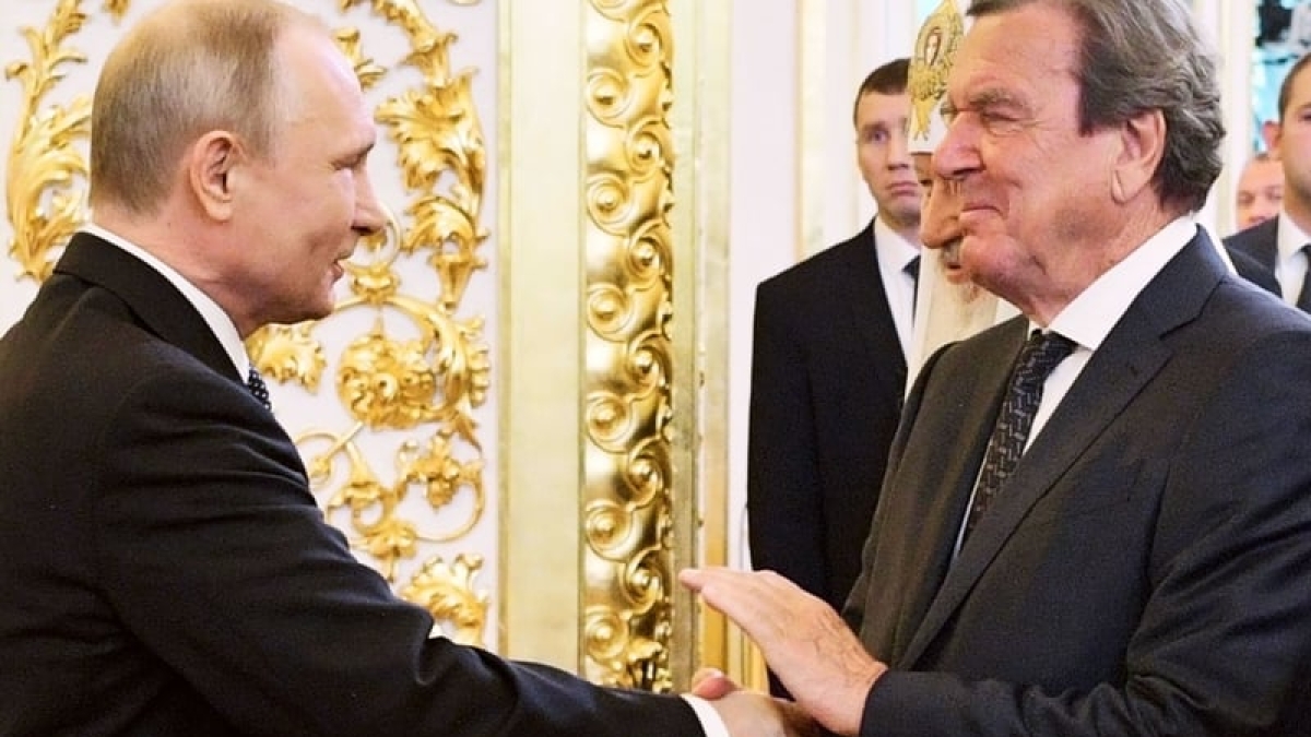 Schröder, l'ex cancelliere in servizio di Putin: «Solo lui può fermare la guerra»
