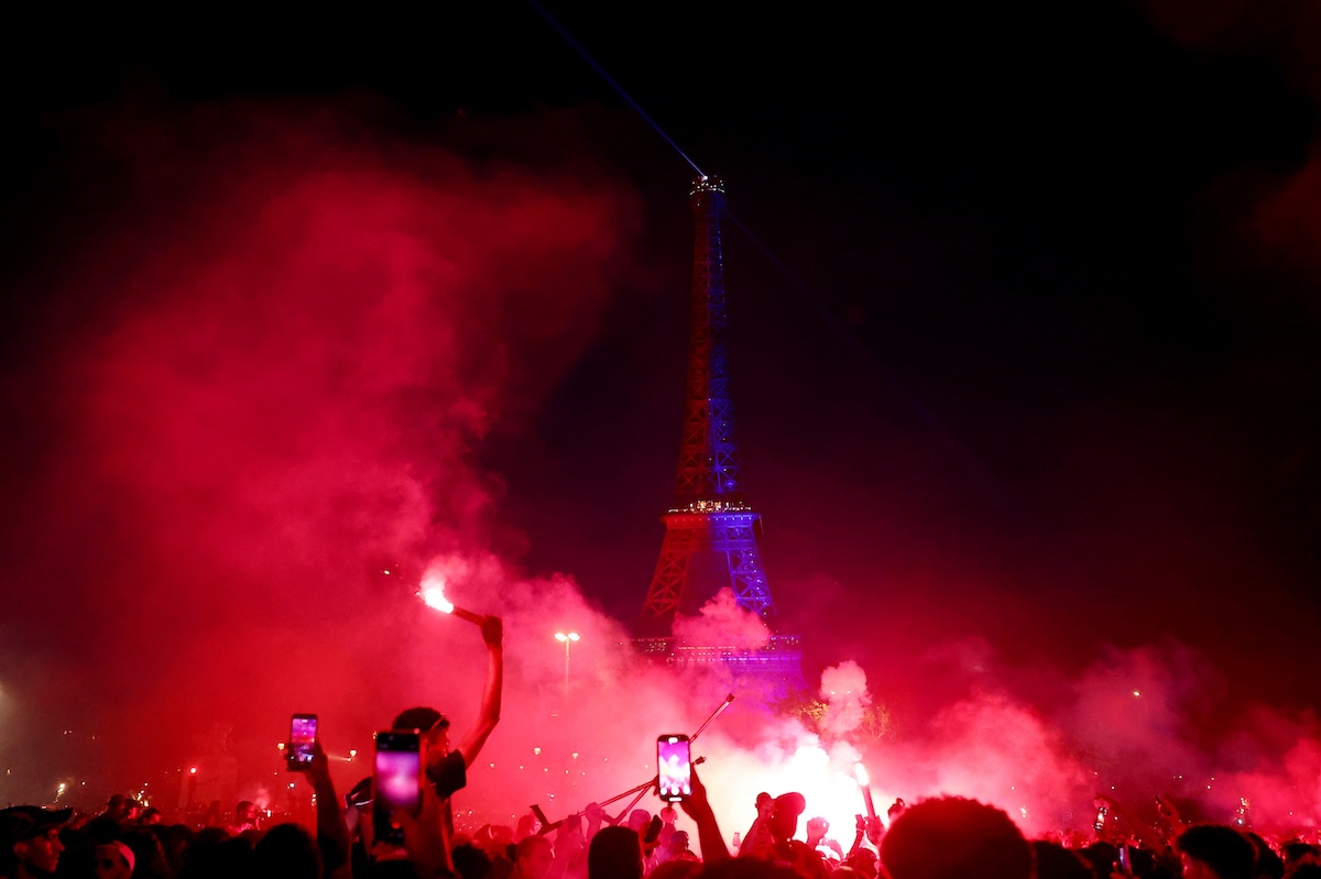 Scontri e arresti a Parigi dopo la vittoria del Paris Saint-Germain in Champions League