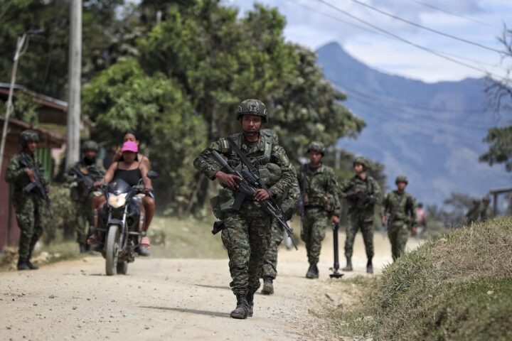 Scontri tra fazioni dissidenti delle FARC in Colombia: almeno 52 guerriglieri morti