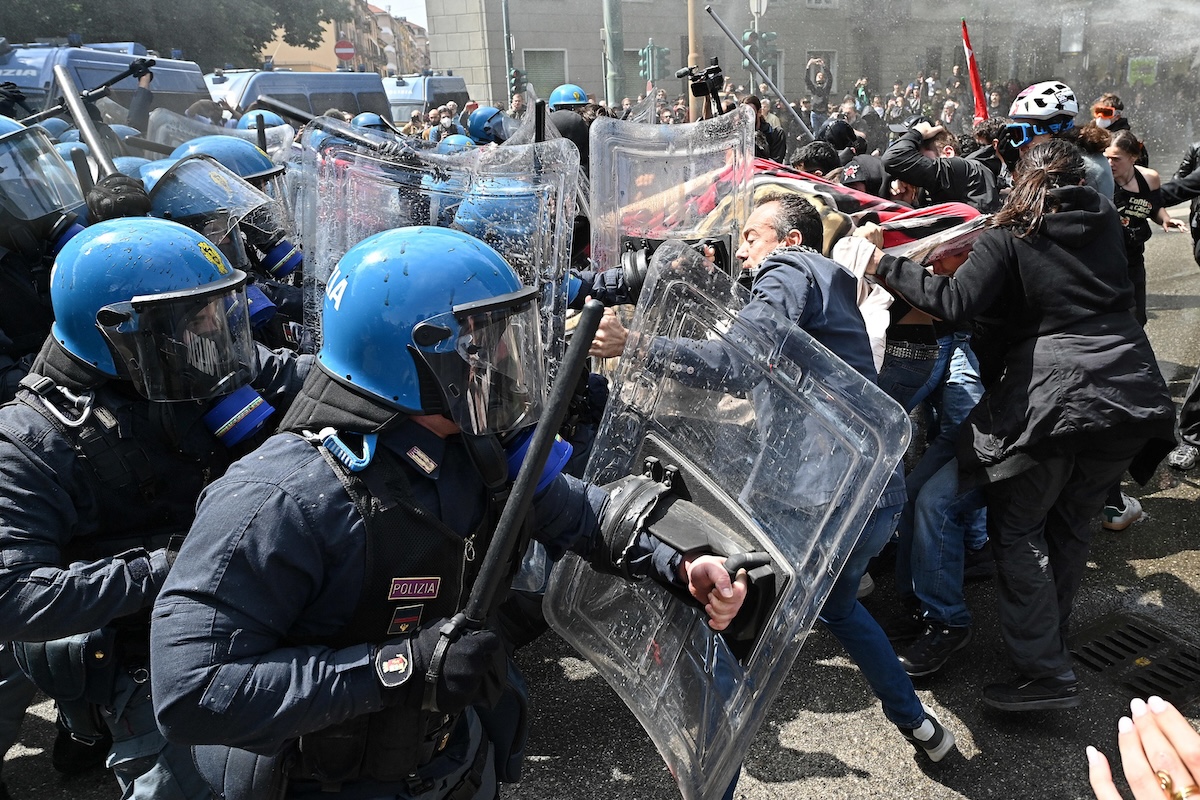 Scontri tra manifestanti e forze dell'ordine al corteo del primo maggio di Torino
