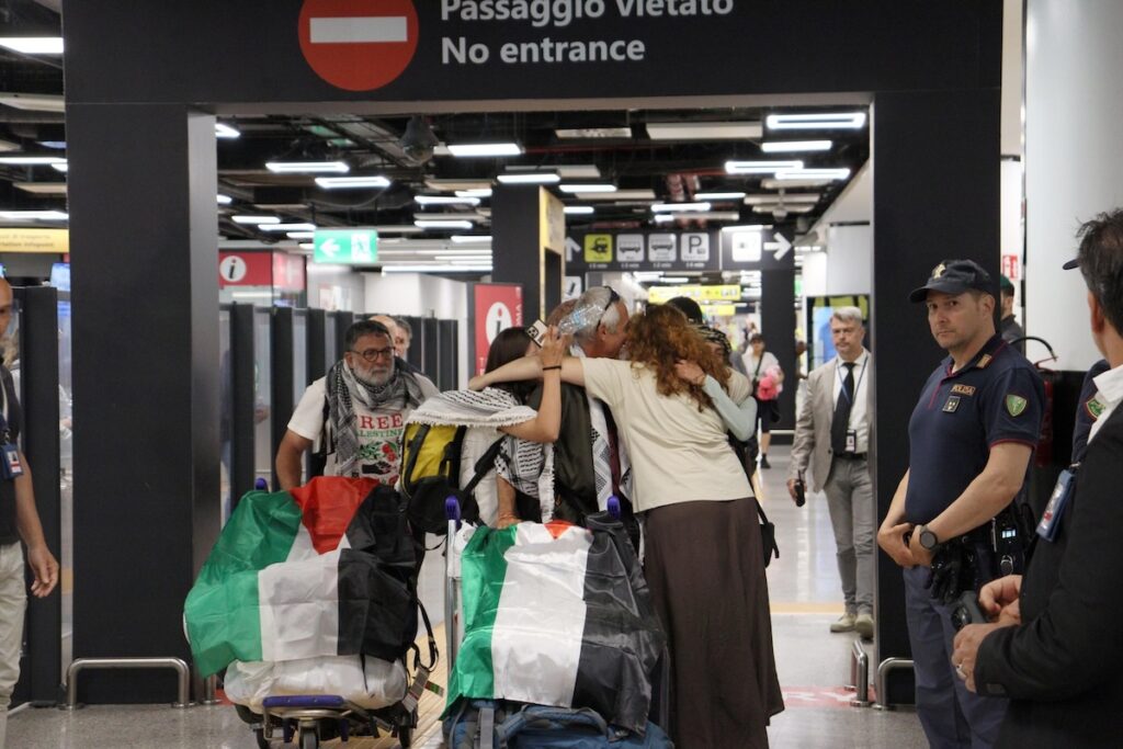 Sei attivisti italiani della Global Sumud Flotilla espulsi dalla Libia sono tornati in Italia