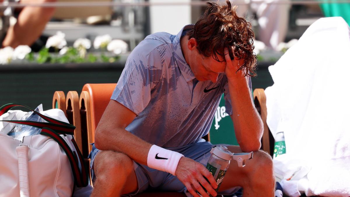 Sinner in difficoltà al Roland Garros: abbandona per malessere fisico durante il match contro Cerundolo