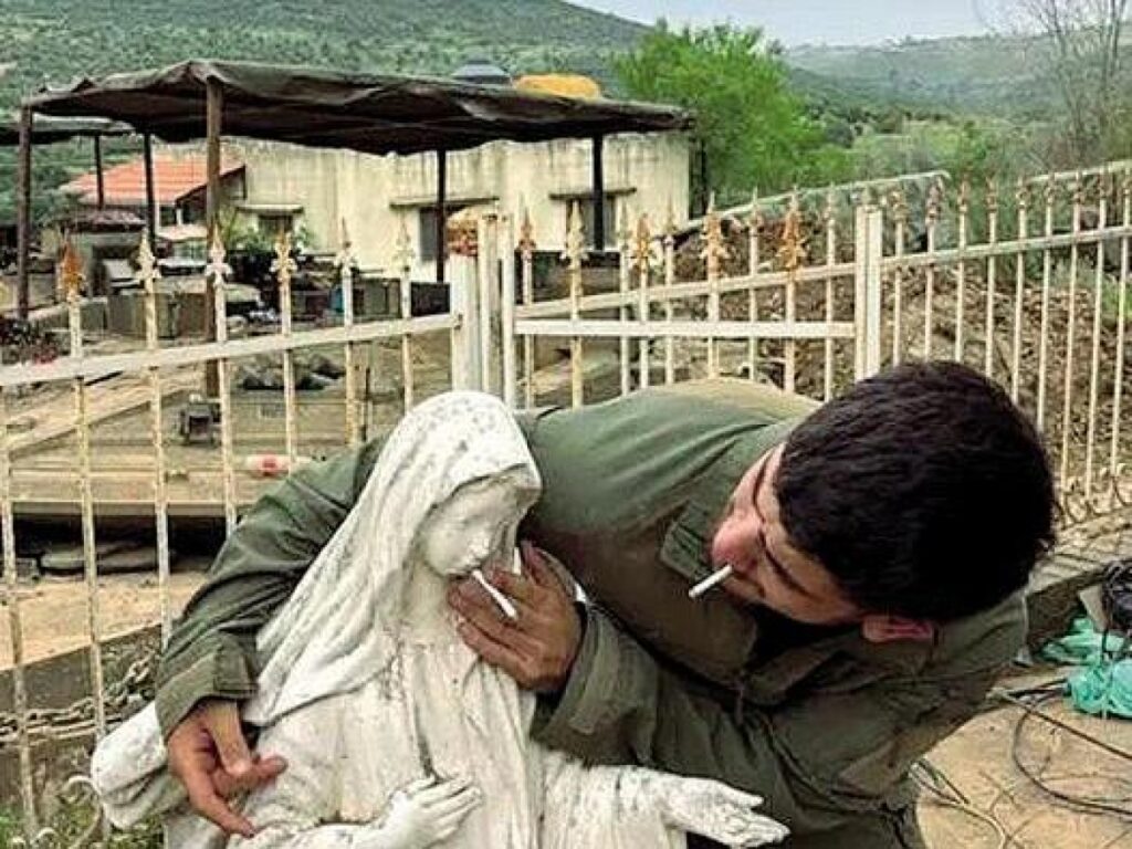 Soldato israeliano fuma vicino alla statua della Madonna in Libano: indagini avviate