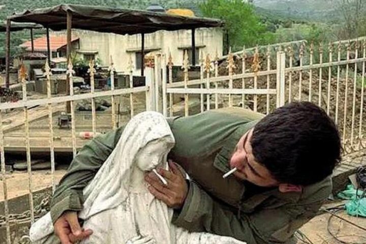 Soldato israeliano fuma vicino alla statua della Madonna in Libano: indagini avviate
