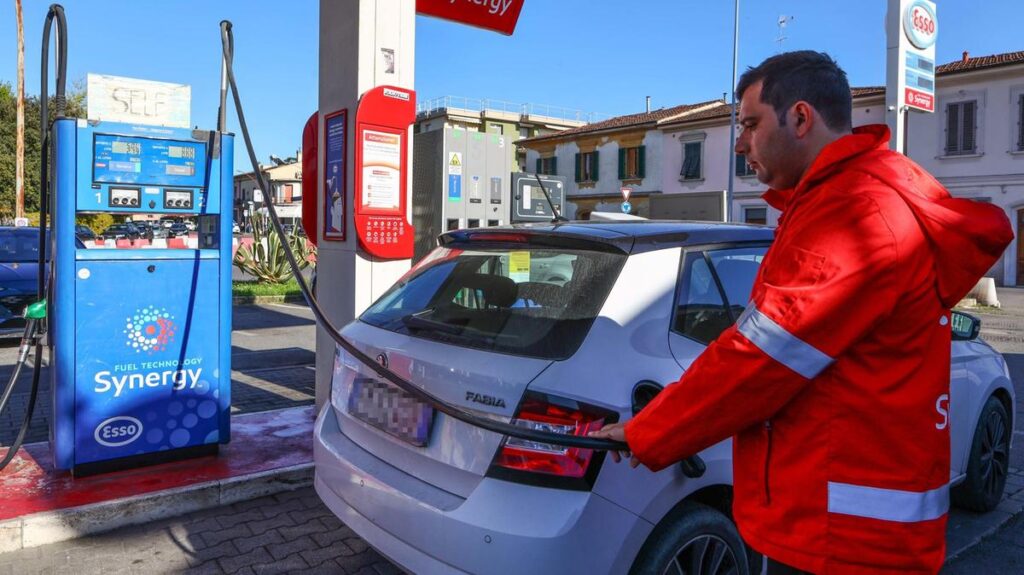 Taglio delle accise sui carburanti, proroga fino al 10 maggio e protesta del Codacons