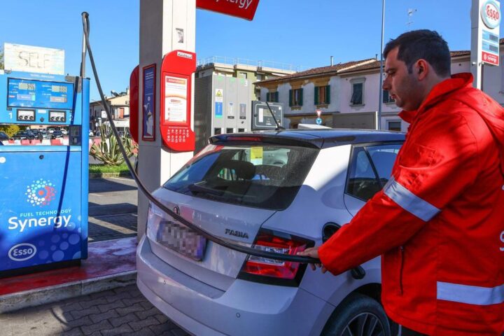 Taglio delle accise sui carburanti, proroga fino al 10 maggio e protesta del Codacons