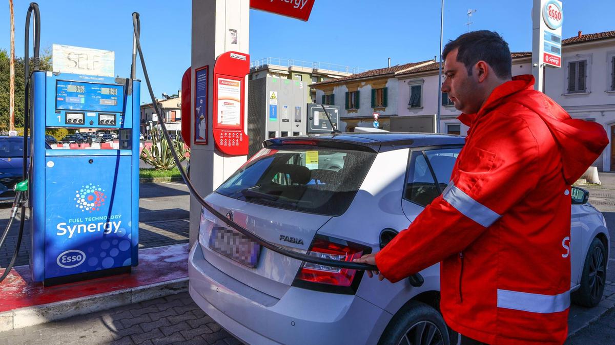 Taglio delle accise sui carburanti, proroga fino al 10 maggio e protesta del Codacons
