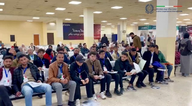 Tajani accoglie a Fiumicino i primi 59 studenti palestinesi in arrivo da Gaza con i corridoi universitari