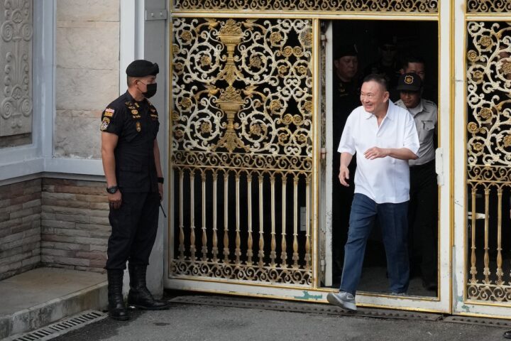 Thaksin Shinawatra, ex primo ministro thailandese, rilasciato dal carcere a Bangkok