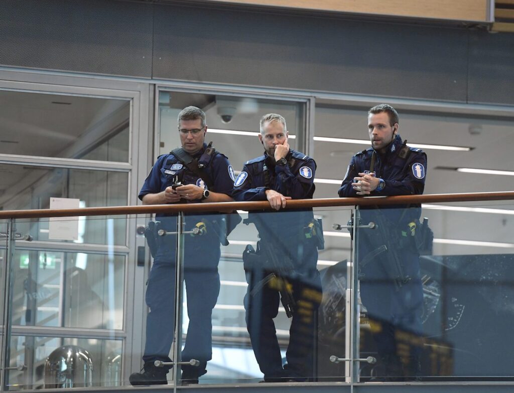 Traffico aereo a Helsinki sospeso per tre ore a causa di un drone non identificato