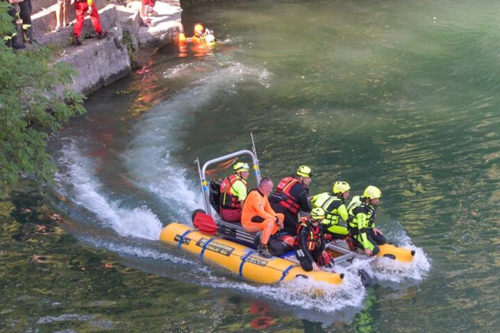 Tragedia a Reggio Emilia: trovato corpo di un 15enne nel torrente Crostolo dopo un tuffo