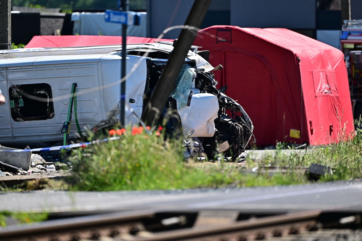 Tragedia in Belgio: incidente tra un pulmino scolastico e un treno, 4 morti