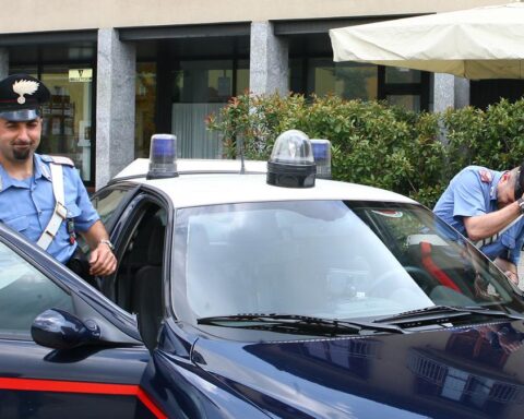 Trapani, undicenne tenta di accoltellare docente e riprende l'aggressione in diretta video