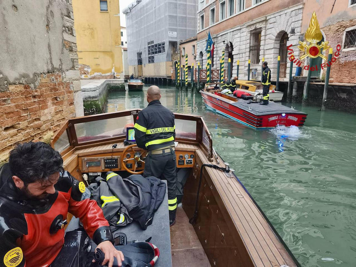 Tre persone cadono in acqua a Venezia: un giovane di 20 anni annega