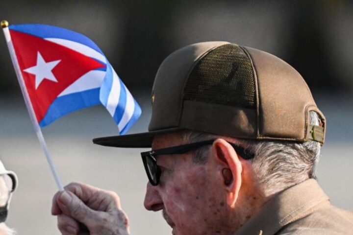 Trump annuncia nuove sanzioni contro Cuba e minaccia di inviare una portaerei vicino all'isola