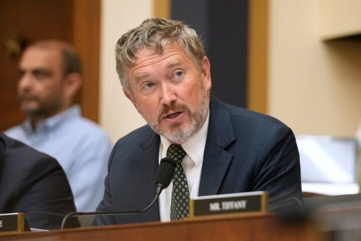 Trump contro Massie nel Kentucky: il presidente lo definisce un piantagrane da non votare